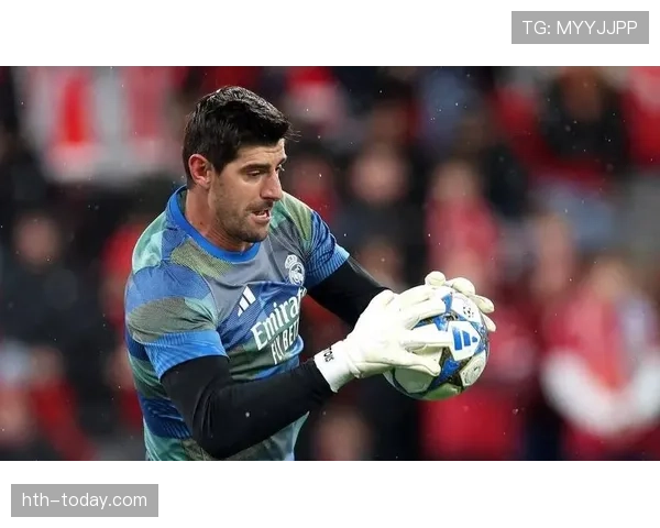 库尔图瓦门线神勇解围,助皇马客场逼平巴黎 库尔图瓦门线神勇解围,助皇马客场逼平巴黎